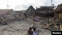 Des enfants sont assis devant leur maison détruite, à la suite du cyclone Batsirai, dans la ville de Mananjary, à Madagascar, le 7 février 2022. 