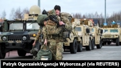 Američki vojnici na aerodromu u Poljskoj (Foto: Patryk Ogorzalek/Agencja Wyborcza.pl via REUTERS)