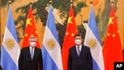 中国领导人习近平在北京会见阿根廷总统费尔南德斯。（2022年2月6日）