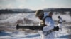 Na ovoj fotografiji koju je dostavila ukrajinska obrambena press služba, ukrajinski vojnik trenira koristeći američke rakete M141  na vojnom poligonu Yavoriv, blizu Lavova, u zapadnoj Ukrajini, januar 2022. (Služba za štampu ukrajinskog ministarstva obrane putem AP-a)