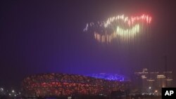 Fuegos artificiales durante un ensayo para la ceremonia inaugural de los Juegos Olímpicos de Invierno de 2022 en el icónico Estadio Nacional Nido de Pájaro en Beijing, China, el domingo 30 de enero de 2022. (Foto AP/Wang Xinchao)