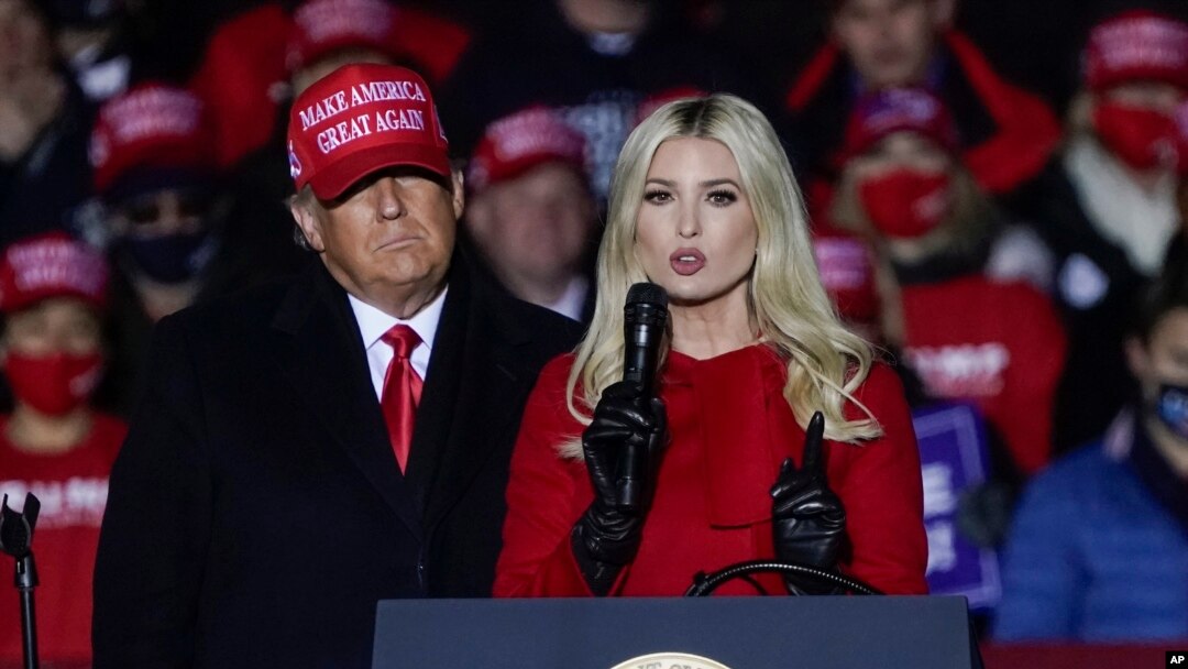 Donald Tramp qizi Ivanka Tramp bilan Viskonsin shtatida saylovchilar oldida, 2-noyabr, 2020