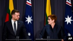 资料照片:澳大利亚外长佩恩(右)与立陶宛外长兰茨贝尔吉斯在堪培拉的澳大利亚议会大厦举行联合记者会。（2022年2月9日）