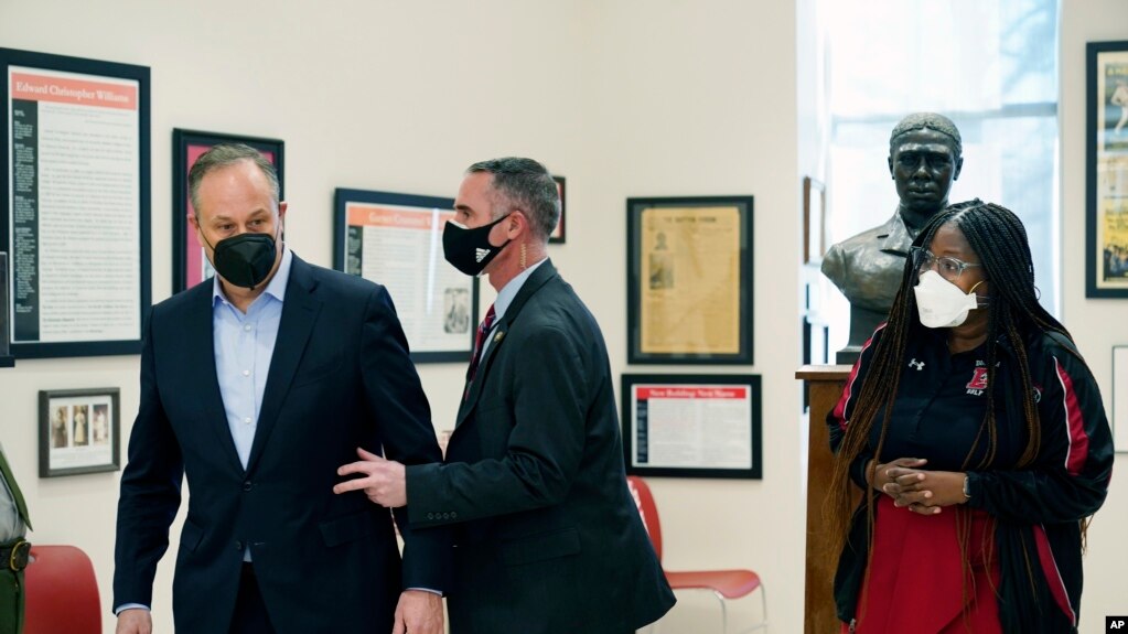 Doug Emhoff, esposo de la vicepresidenta Kamala Harris, es sacado de una escuela en Washington por agentes del Servicio Secreto, el 8 de febrero del 2022.