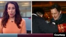 荷蘭公共電台駐京記者Sjoerd den Daas被突然闖入畫面的紅袖章推搡，荷蘭總部的女主持人一臉錯愕。(荷蘭公共電台NOS視頻推特截屏2020年2月4日)