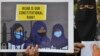 Perempuan Muslim saat protes setelah siswa berjilbab dilarang masuk kelas, Bangalore, 7 Februari 2022. (Foto: AFP/Manjunath Kiran)