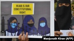 Perempuan Muslim saat protes setelah siswa berjilbab dilarang masuk kelas, Bangalore, 7 Februari 2022. (Foto: AFP/Manjunath Kiran)