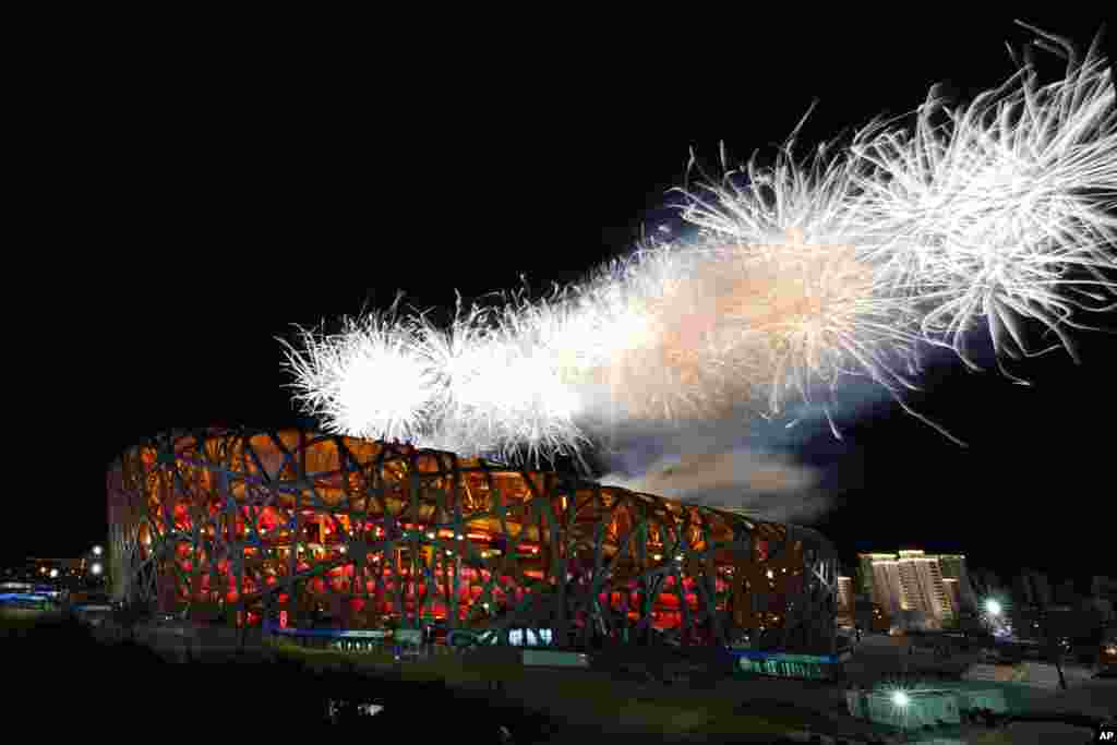 Fuegos artificiales explotan durante la ceremonia de apertura de los Juegos Olímpicos de Invierno de 2022, el viernes.
