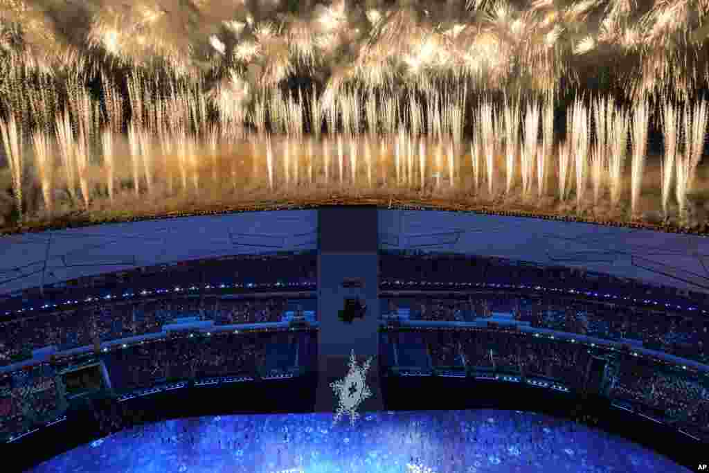 Los fuegos artificiales iluminan el cielo sobre el Estadio Olímpico durante la ceremonia inaugural de los Juegos Olímpicos de Invierno de 2022, el viernes 4 de febrero de 2022 en Beijing.