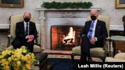 Nemački kancelar Olaf Šolc tokom susreta sa američkim predsednikom Džo Bajdenom u Beloj kući (Foto: REUTERS/Leah Millis)