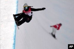 Atlet Chloe Kim dari Amerika Serikat, saat berlatih di Zhangjiakou, China, menjelang pertandingan di Olimpiade Musim Dingin 2022, Senin, 7 Februari 2022. (Foto AP/Francisco Seco)