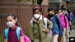 지난해 4월 미국 뉴저지주 초등학생들이 마스크를 쓴 채 등교하고 있다. 
