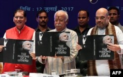 Sejumlah pejabat Partai Bhartiya Janata (BJP) dalam upacara peluncuran buku penghormatan tentang Perdana Menteri India Narendra Modi yang berjudul "The Making of a Legend" di New Delhi pada 12 Juli 2017. (Foto: AFP)