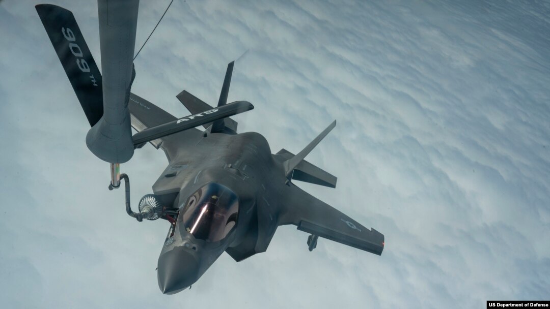 미 해군과 일본 해상자위대의 ‘노블 퓨전’ 연합훈련에 참가한 미 해군 F-35B 전투기가 4일 태평양 상공에서 KC-135 공중급유기로부터 공중 급유를 받고 있다.