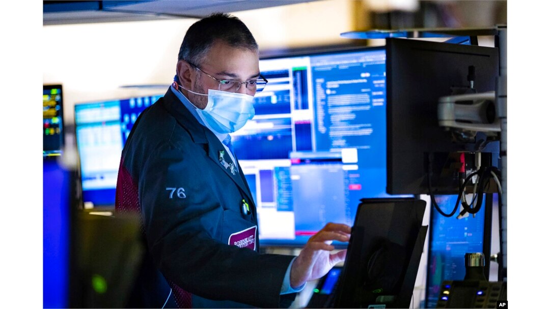 Pialang saham Aman Patel di lantai Bursa Saham New York, Kamis, 3 Februari 2022. (Allie Joseph/NYSE via AP)