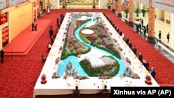 中国领导人习近平在人大会堂设宴招待前去参加北京冬奥会开幕式的各国领导人。（2022年2月5日）