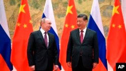 រូបឯកសារ៖ ប្រធានាធិបតី​ចិន លោក Xi Jinping (ស្ដាំ) និង​ប្រធានាធិបតី​រុស្ស៊ី លោក Vladimir Putin ឈរ​ថតរូប​ជាមួយ​គ្នា​នៅ​មុន​ជំនួប​របស់​ពួកគេ​នៅ​ទីក្រុង​ប៉េកាំង ប្រទេស​ចិន ថ្ងៃទី៤ ខែកុម្ភៈ ឆ្នាំ២០២២។ (Alexei Druzhinin, Sputnik, Kremlin Pool Photo via AP)