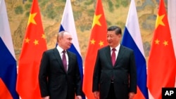 Presiden China Xi Jinping (kanan) menerima kunjungan Presiden Rusia Vladimir Putin di Beijing, China sebelum upacara pembukaan Olimpiade Musim Dingin 2022 hari Jumat (4/2). 