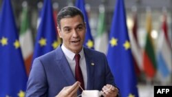 El presidente del Gobierno de España, Pedro Sánchez, se quita la mascarilla durante evento en Bruselas el 21 de octubre de 2021.