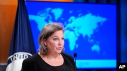 La subsecretaria de Asuntos Políticos del Departamento de Estado, Victoria Nuland, habla durante una sesión informativa en el Departamento de Estado en Washington, el jueves 27 de enero de 2022.