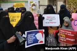 Perempuan Muslim saat protes setelah siswa berjilbab dilarang masuk kelas, Bangalore, 7 Februari 2022. (Foto: AFP/Manjunath Kiran)