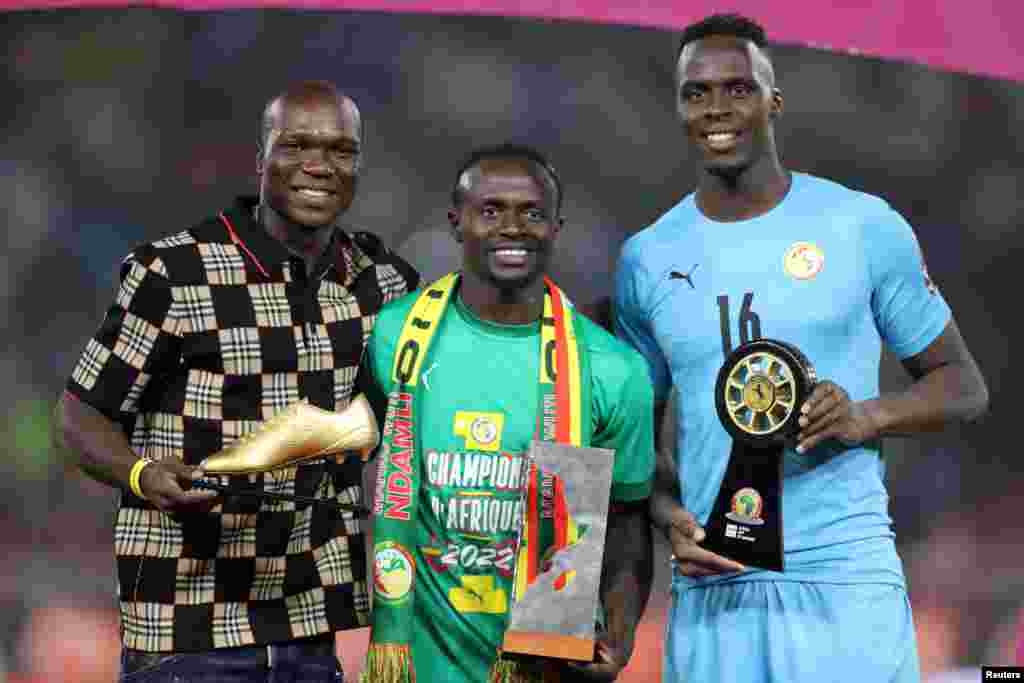 Senegal&#39;s Mane holds player of the tournament award alongside Cameroon&#39;s Aboubakar with the golden boot award and Senegal&#39;s Mendy with goalkeeper of the tournament award 