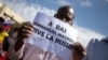 Des dizaines de jeunes manifestent à Kinshasa contre la venue de Macron