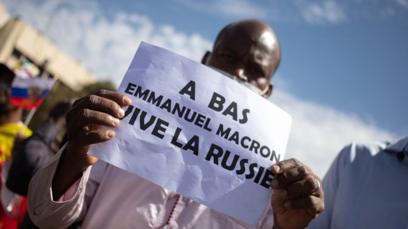 Des dizaines de jeunes manifestent à Kinshasa contre la venue de Macron