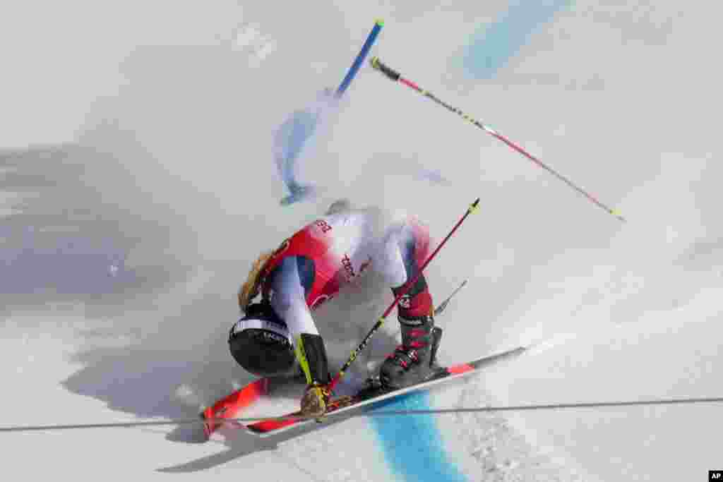 Nina O&rsquo;Brien of United States falls during the women&#39;s giant slalom at the 2022 Winter Olympics in the Yanqing district of Beijing. (AP Photo/Luca Bruno) &nbsp;