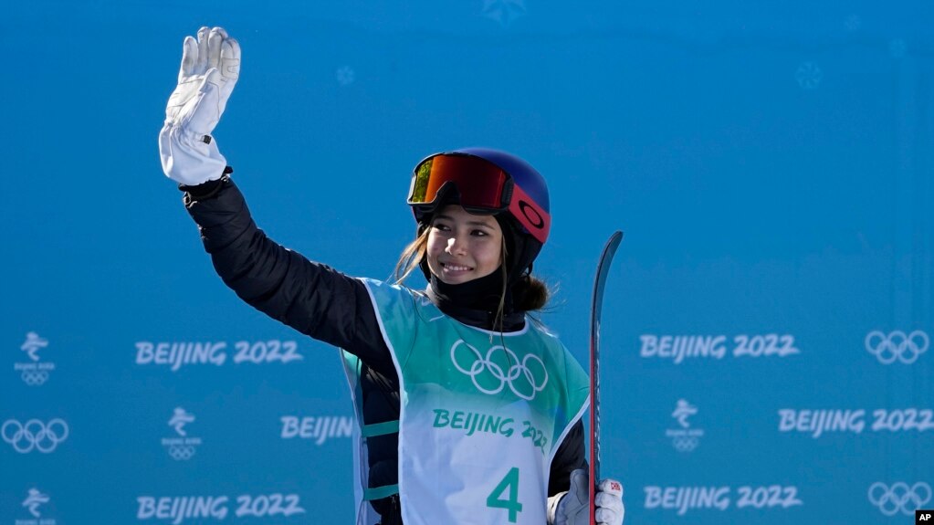 来自美国的归化滑雪运动员谷爱凌获得冬奥会自由式滑雪大跳台金牌 （2022年2月8日） (photo:VOA)
