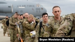 Američki vojnici ukrcavaju se u avion za istočnu Evropu. (Foto: REUTERS/Bryan Woolston)