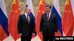 រូបឯកសារ៖ ប្រធានាធិបតី​រុស្ស៊ី​លោក Vladimir Putin ចូលរួម​កិច្ចប្រជុំ​ជាមួយ​ប្រធានាធិបតី​ចិន​លោក Xi Jinping នៅ​ទីក្រុង​ប៉េកាំង ប្រទេស​ចិន កាលពី​ថ្ងៃទី៤ ខែកុម្ភៈ ឆ្នាំ២០២២។