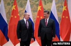 រូបឯកសារ៖ ប្រធានាធិបតី​រុស្ស៊ី លោក Vladimir Putin (ឆ្វេង) ជួបពិភាក្សា​ជាមួយ​ប្រធានាធិបតី​ចិន លោក Xi Jinping ក្នុង​ទីក្រុង​ប៉េកាំង ប្រទេស​ចិន ថ្ងៃទី៤ ខែកុម្ភៈ ឆ្នាំ២០២២។ (Sputnik/Aleksey Druzhinin/Kremlin via Reuters)