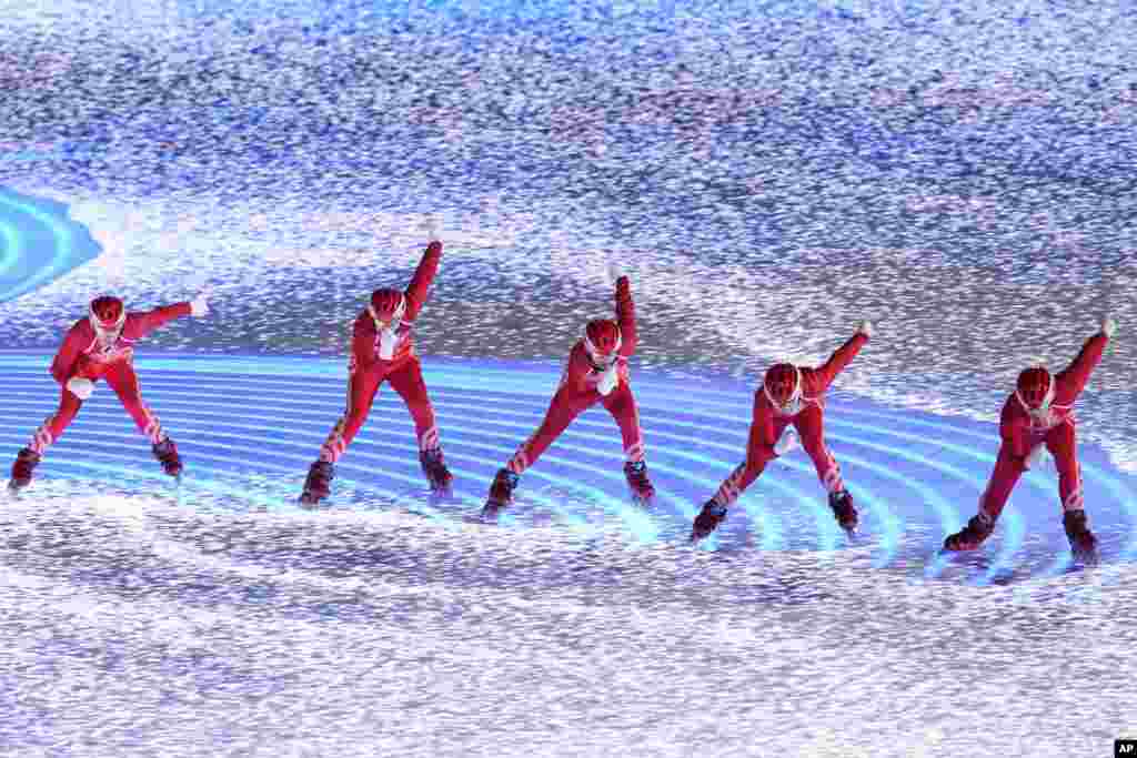 Bailarines se presentan durante la ceremonia de apertura.