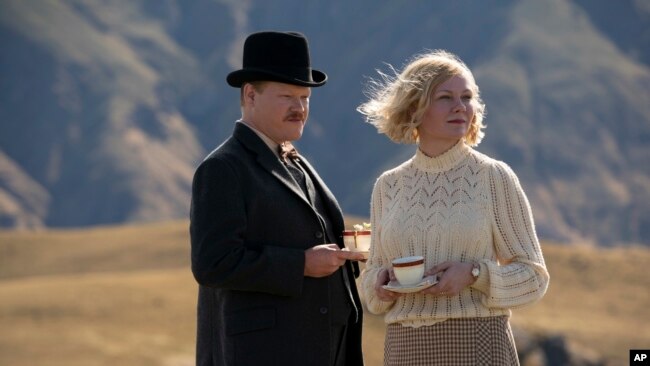 En esta imagen difundida por Netflix, Jesse Plemons, a la izquierda, y Kirsten Dunst en una escena de "El poder del perro". (Kirsty Griffin/Netflix vía AP)