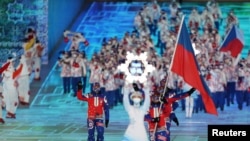 Ekip atlet Ayisyen yo pandan seremoni ouveti Jezolenpik Peken yo, 4 Fevriye 2022. 