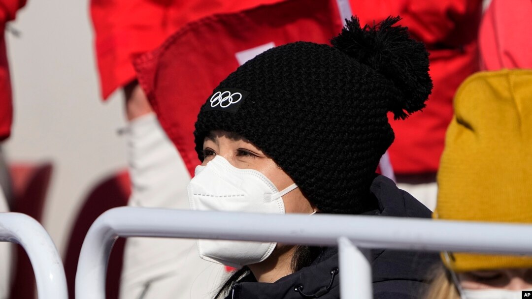 在2022年2月8日的北京冬奥会上，彭帅观看冬奥会自由式滑雪大跳台决赛。