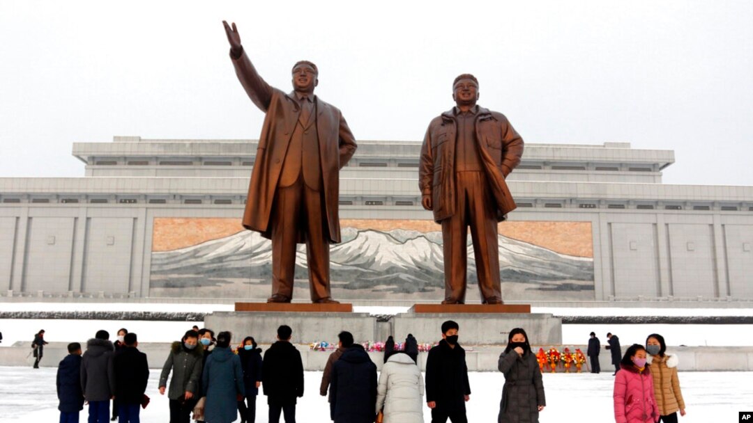 Ljudi posjećuju spomenike bivših lidera Sjeverne Koreje Kim Il Sunga (lijevo) i Kim Jong Ila na brdu Mansu u Pjongjangu, Sjeverna Koreja, tokom proslave Lunarne nove godine, 1. februara 2022.