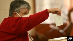 Una mujer emite su voto durante las elecciones generales en San José, Costa Rica, el domingo 6 de febrero de 2022. 