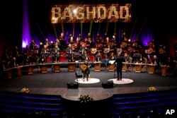 Pemain oud Irak Naseer Shamma tampil dengan orkestra, yang setengah dari mereka adalah musisi perempuan muda, di Teater Nasional Irak di Baghdad, Jumat, 21 Januari 2022. (AP/Hadi Mizban)