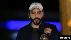 El presidente de El Salvador, Nayib Bukele, habla durante una ceremonia para colocar la primera piedra de un paso elevado de tráfico, en Santa Tecla, El Salvador, el 1 de febrero de 2022. 