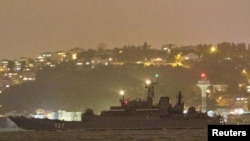 El navío Minsk de la Armada rusa navega por el Mar Bósforo, en su camino hacia el Mar Negro, tras partir de Estambul, Turquía, el 8 de febrero de 2022. 