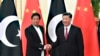 Presiden China Xi Jinping (kanan) berjabat tangan dengan Perdana Menteri Pakistan Imran Khan sebelum melakukan pertemuan di Beijing, pada 28 April 2019. (Foto: Pool/AFP/Madoka Ikegami)