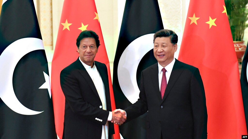 Chủ tịch Trung Quốc Tập Cận Bình bắt tay Thủ tướng Pakistan Imran Khan tại Đại lễ đường Nhân dân ở Bắc Kinh ngày 18/4/2019.