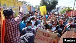 Migrantes intentan organizarse afuera de la oficina del Instituto Nacional de Migración (INM) para obtener un código QR para registrar su situación migratoria y viajar por todo el país, en Tapachula, México, EL 3 de febrero de 2022.