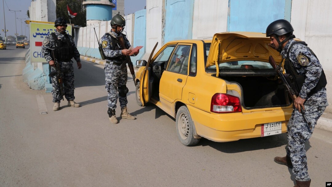 Polisi Irak melakukan pemeriksaan kendaraan di ibukota Baghdad, Irak (foto: dok). 