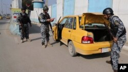 Polisi Irak melakukan pemeriksaan kendaraan di ibukota Baghdad, Irak (foto: dok). 