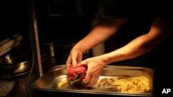 Un chef prepara comida vegana en la sección Green Grill del Green Vic, cuyo objetivo es ser el pub más ético del mundo, en Shoreditch, Londres, Gran Bretaña.