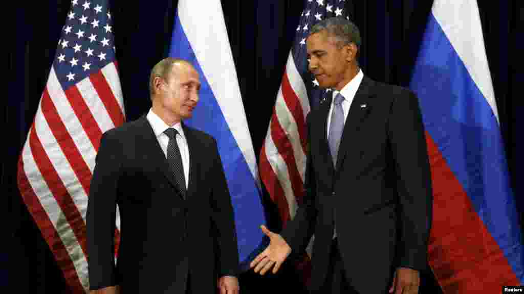 Le président des États-Unis, Barack Obama, tend la main à son homologue russe Vladimir Poutine lors d'une rencontre au siège des Nations unies à New York, &nbsp;28 septembre 2015.
