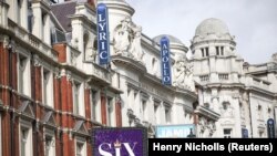 Le Lyric Theatre et l'Apollo Theatre sur Shaftesbury Avenue, à Londres, en Angleterre, le 15 mars 2021. (Photo : REUTERS/Henry Nicholls)